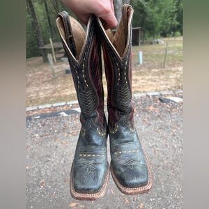 Ariat square toe cowgirl boots, like new condition